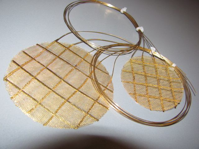 Gold_grid_4_mesh_gauze_fabric_platinum_silver_SOFC_test_PEM_wet_electrochemistry_counter_electrodes_fuel_cell_wire_fil_platine_pt_or_au_toile_tissu_ideal_current_collect_paste_ink_manufacturer_fabricant_supplier_heraeus_advent_goodfellows_AlfaAesar_.jpg